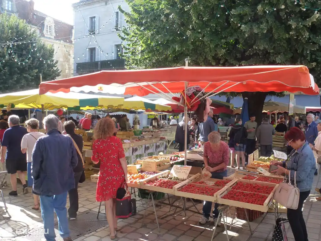 Frische Produkte auf dem Markt in Périgieux.