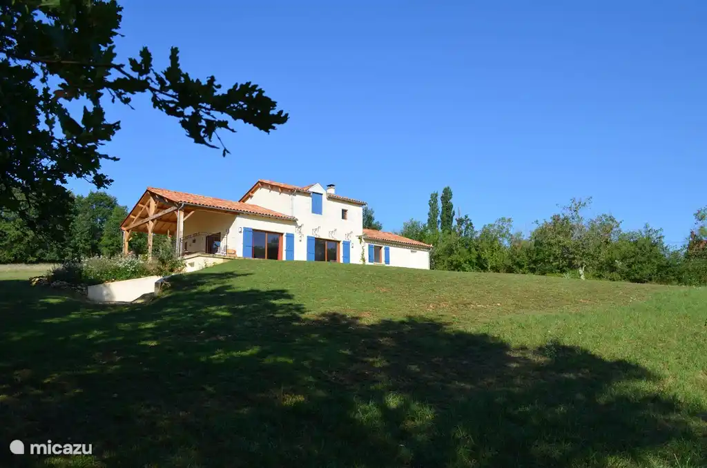 Sehen Sie Maison Lagarde. Das Haus mit den blauen Fensterläden.