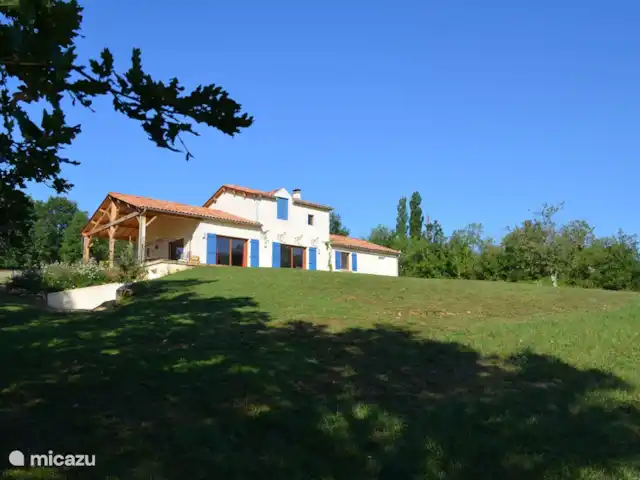 Location de Vacances France, Dordogne, Perigueux, maison de vacances - Maisonlagarde Vue de Maisonlagarde. La maison aux volets bleus.
