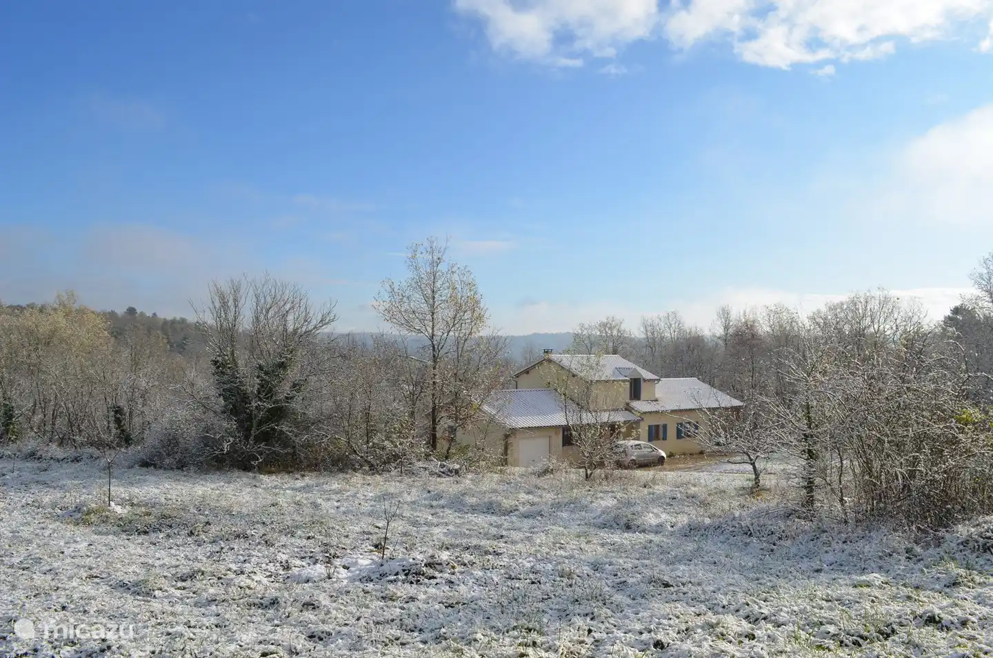 Haus im Winter mit Schnee.