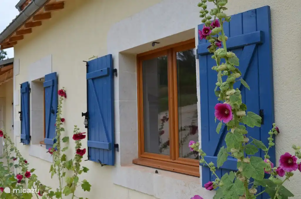 Die blauen Fensterläden mit Malven.