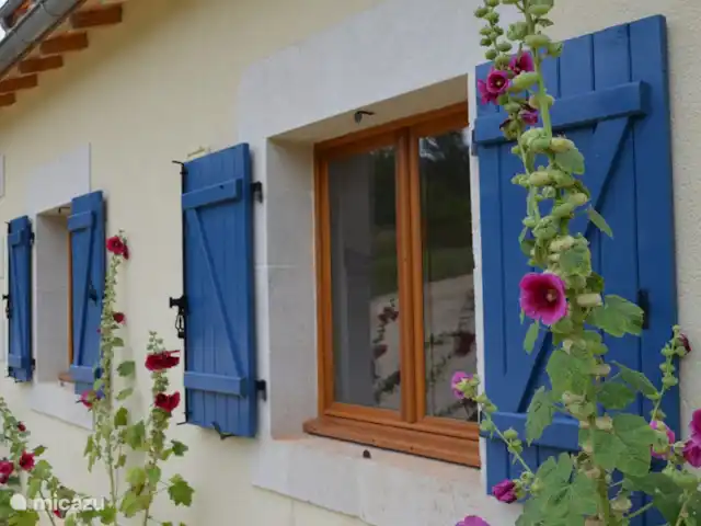 Location de Vacances France, Dordogne, Perigueux, maison de vacances - Maisonlagarde Les volets bleus aux roses trémières.