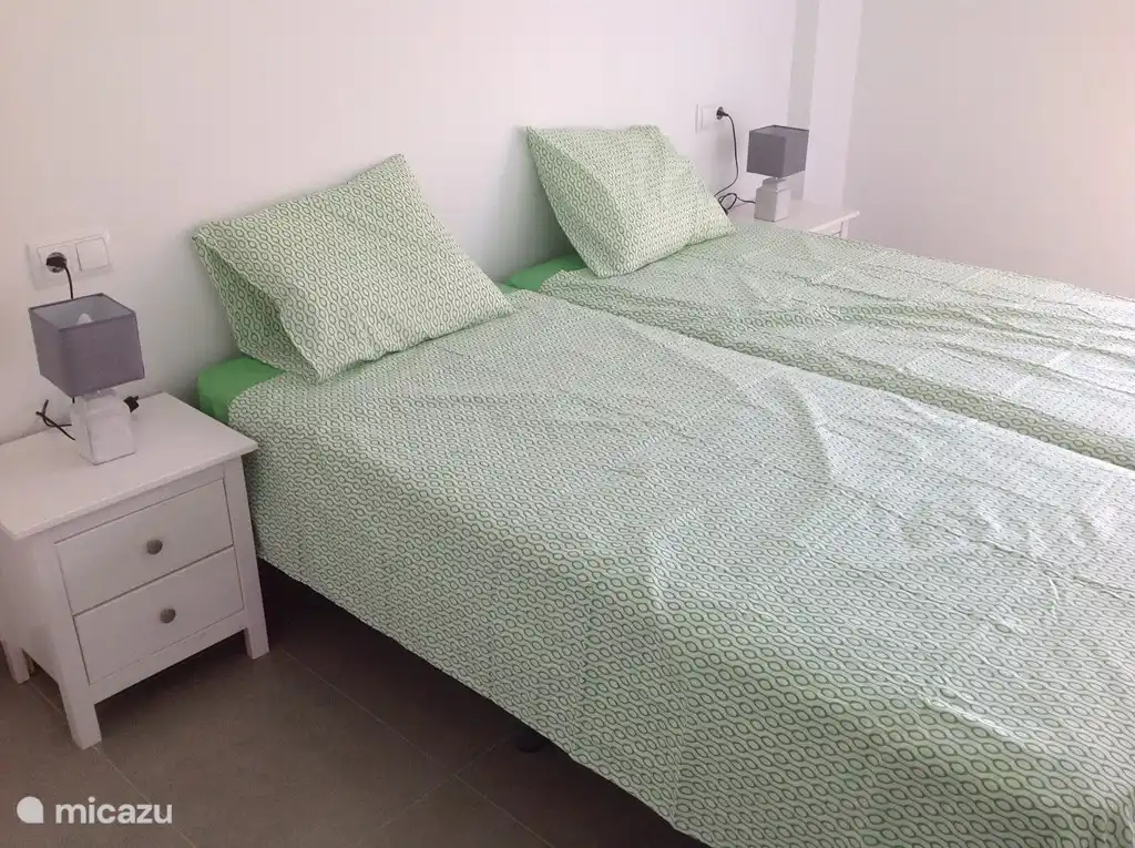 Een van de twee slaapkamers