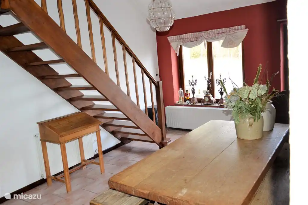 El comedor con escalera a dormitorios y baño.