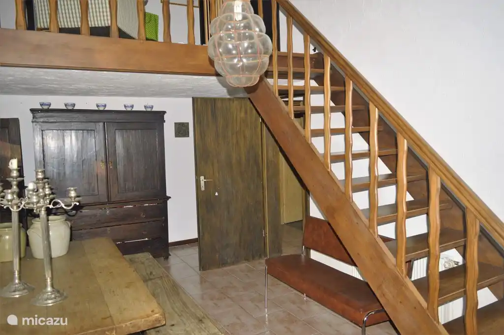 También hay un comedor en la planta baja. Desde aquí ingresa al gran salón que está equipado para 6 + 2 personas.