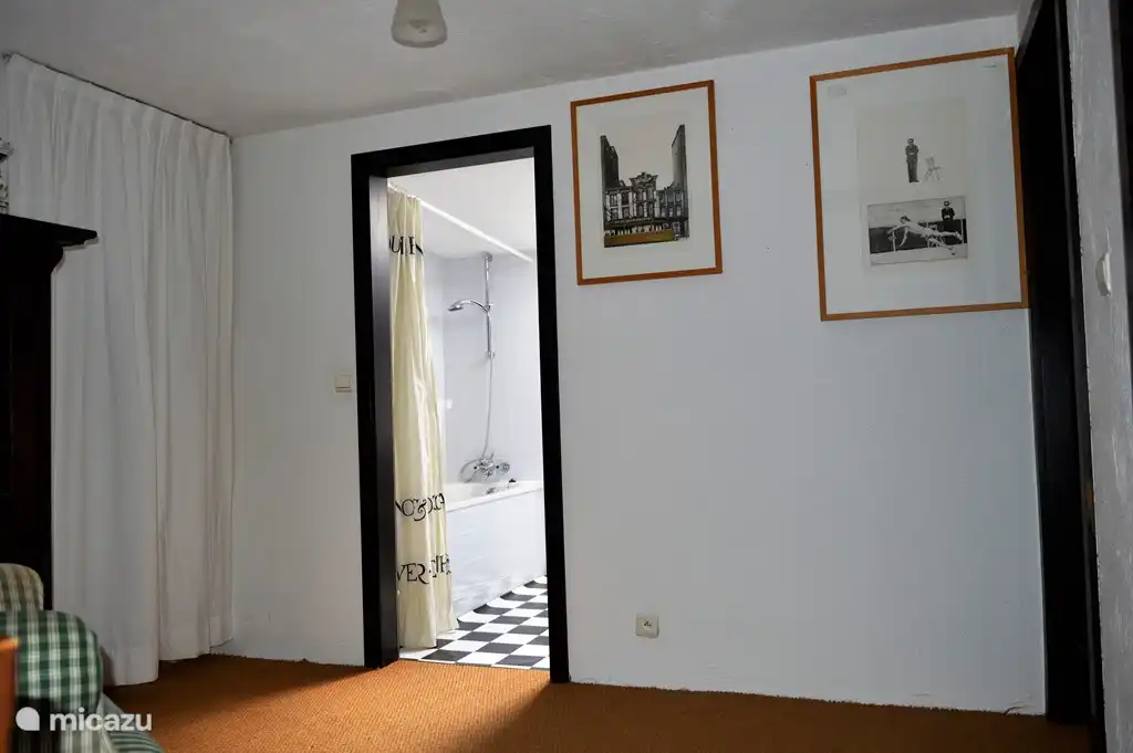 escaleras en el camino a los dormitorios 1 y altillo.