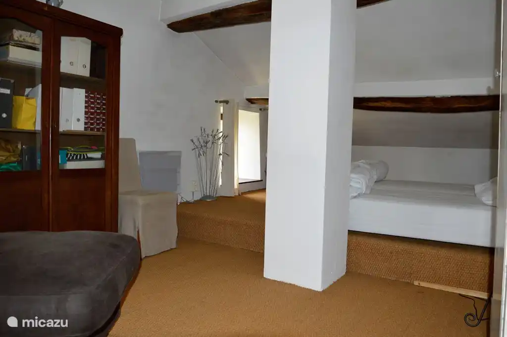 buhardilla con dormitorio