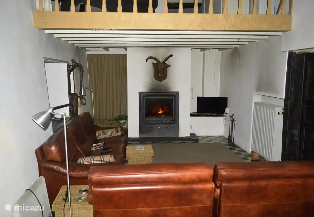 Por supuesto, también aquí una estufa de leña. Esta sala de estar ofrece un amplio espacio..