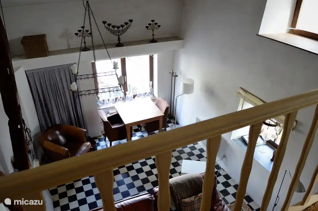 vista de la sala de estar desde el desván