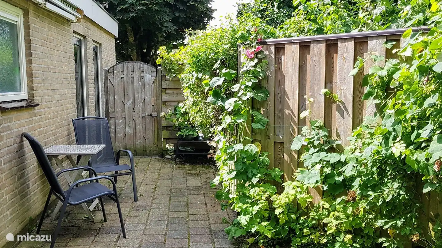 Besloten gastentuin met tuinmeubilair