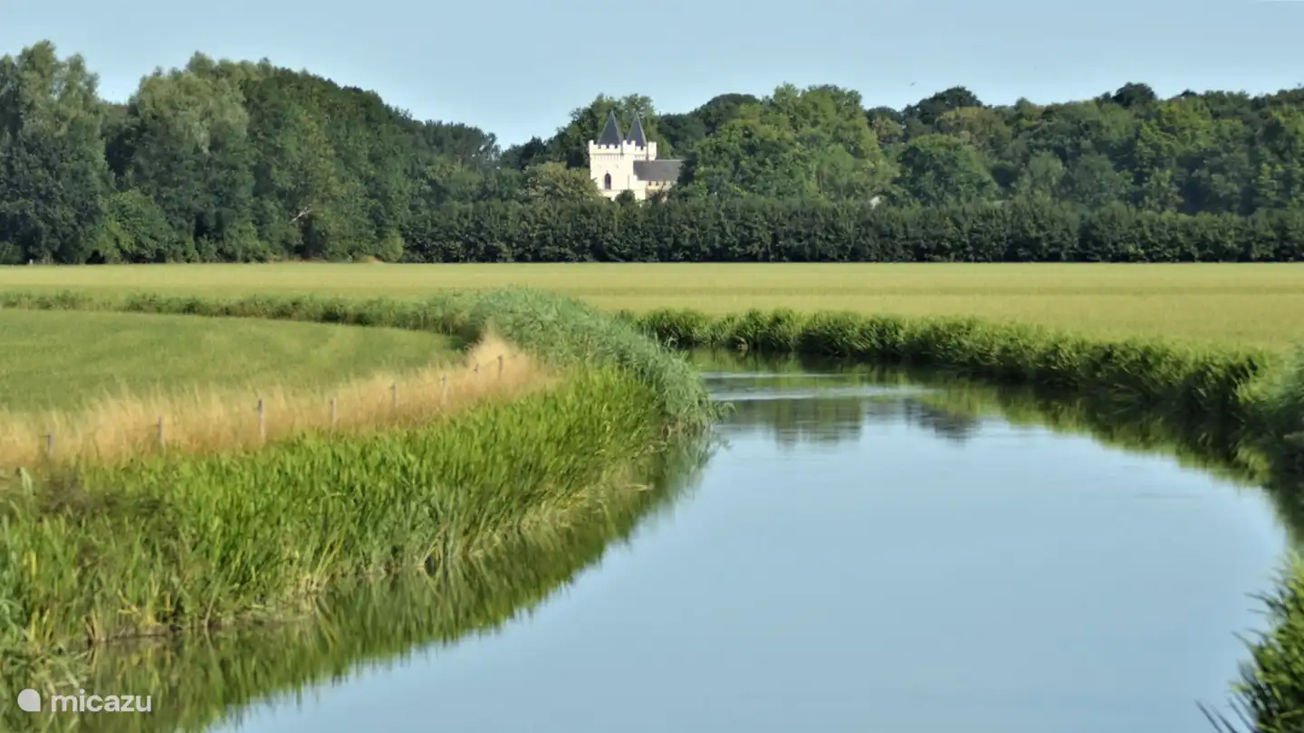 Rivier de Kromme Rijn met zicht op kasteel Beverweerd