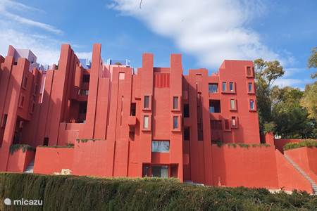 See the structures of the architect Ricardo Bofill