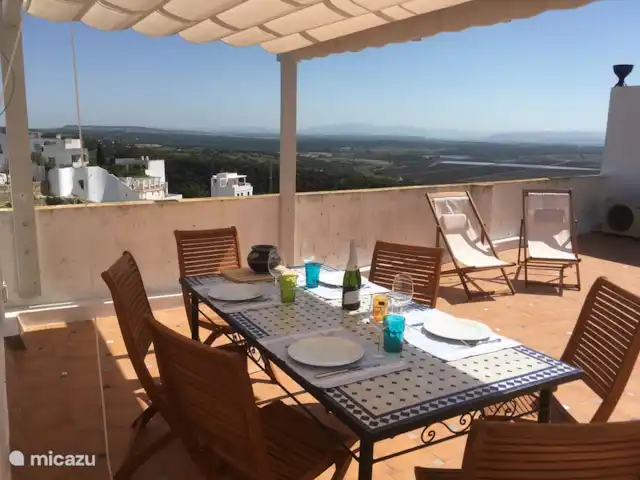 vivienda urbana en España, Andalucía, Vejer de la Frontera – Casa Azulén Amplia terraza con bonitas vistas