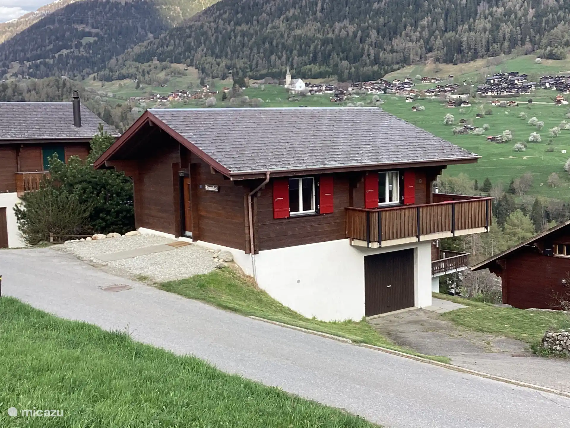 Chalet Rivendell schuin vooraanzicht met toegang naar garage
