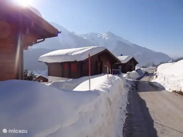Location de Vacances Suisse, Valais, Fiesch, chalet - Chalet Rivendell Le chalet de la route d'accès est déneigé