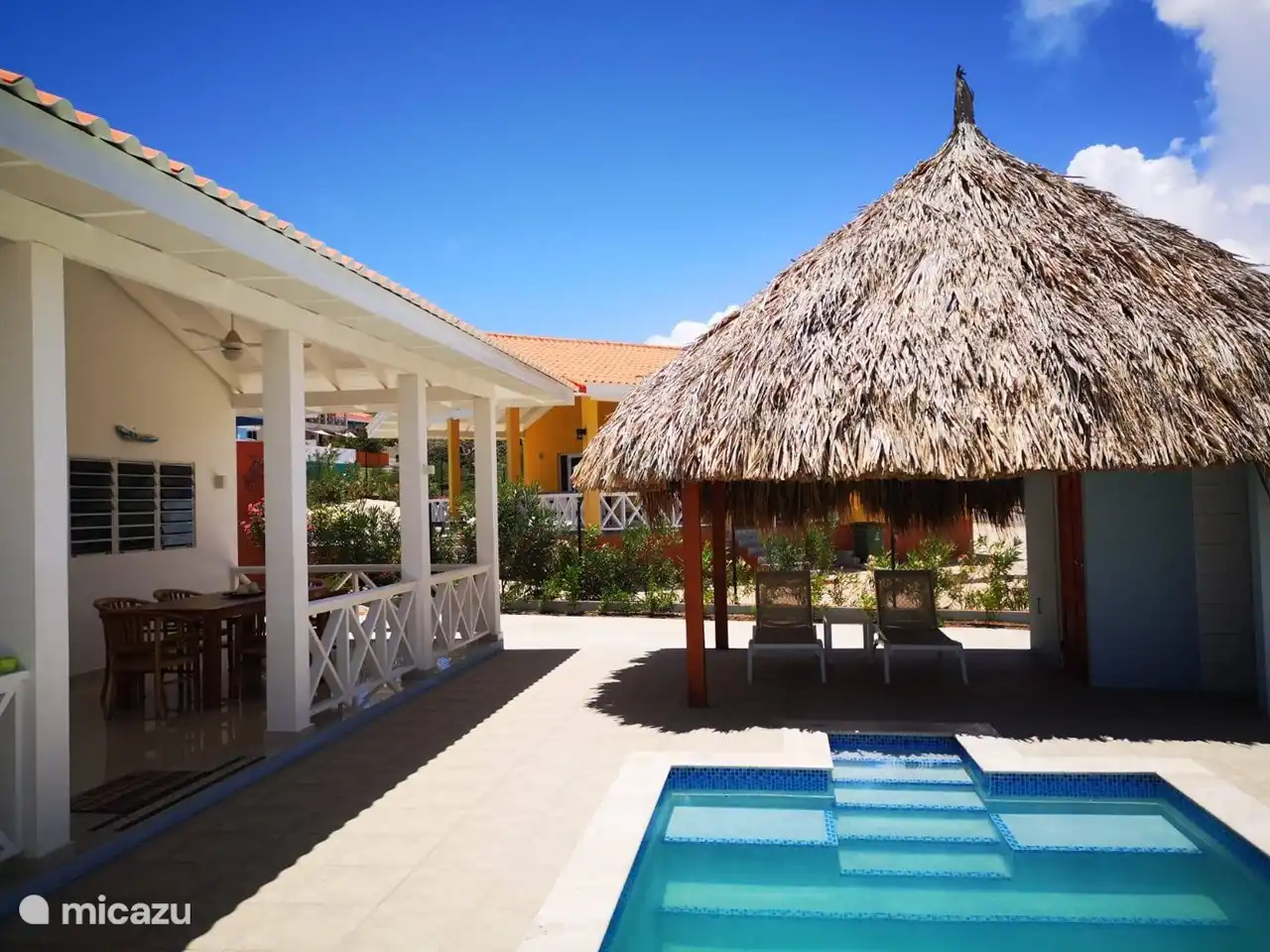 cubierta de la piscina