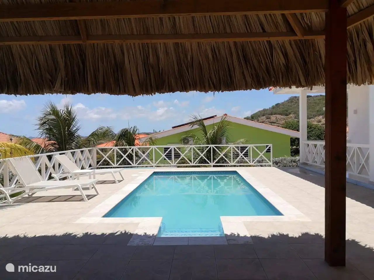 cubierta de la piscina