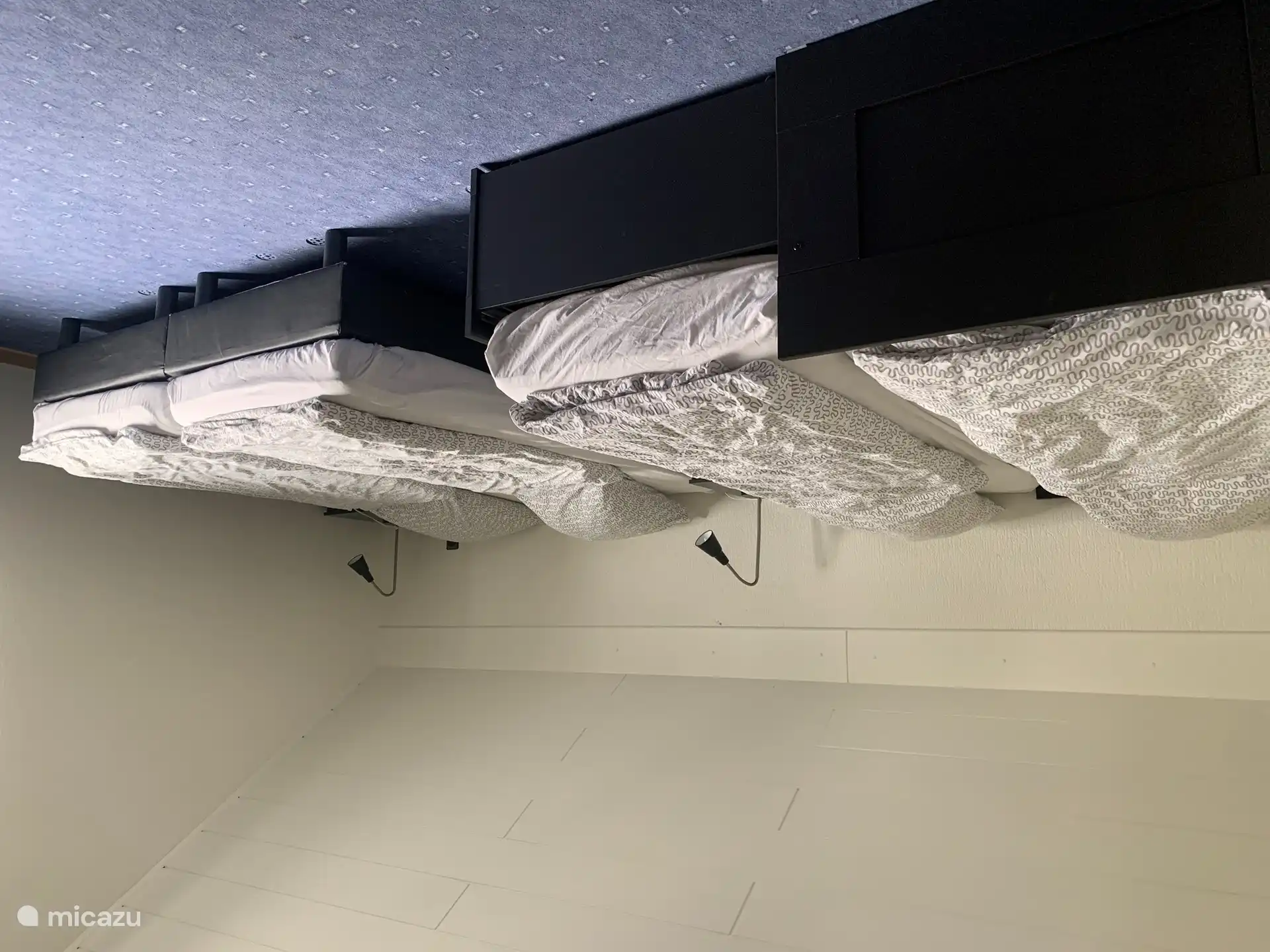 Amplio dormitorio con 4 camas.