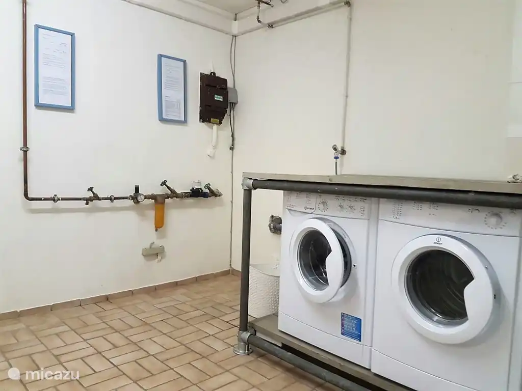 Cuarto de lavado con lavadora y secadora en el s&#243;tano