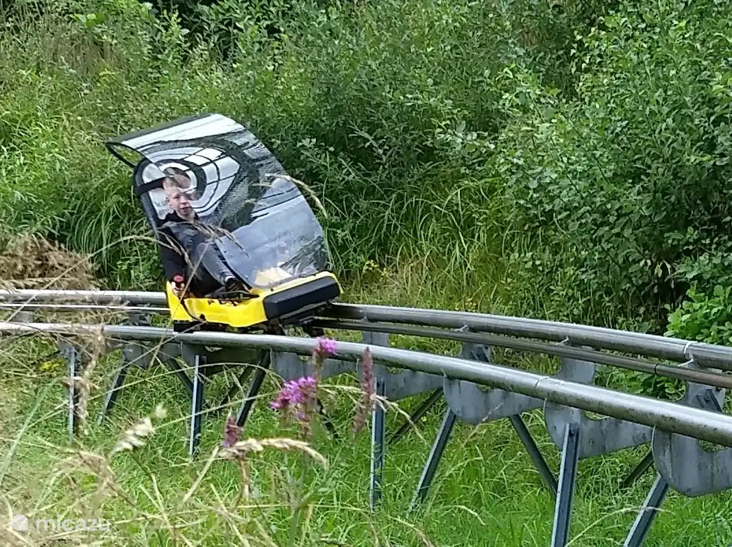 Descendiendo maravillosamente a trav&#233;s de pendientes pronunciadas y curvas cerradas.