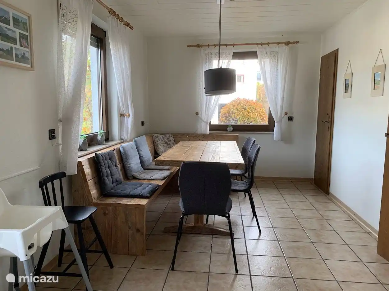 Amplia cocina con un hermoso comedor