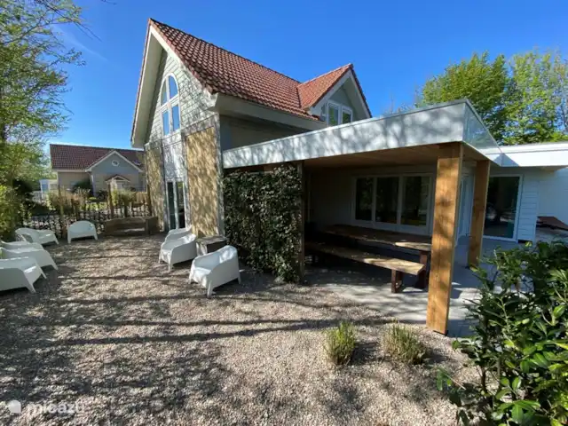 Maison zélandaise au bord de la mer | Pays-Bas, Zélande, Kamperland - maison de vacances canapés de salon avec cheminée