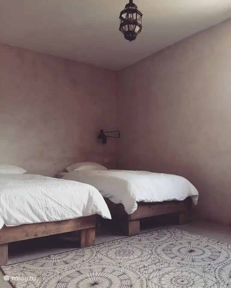 Détail chambre à l'étage.
Les lits peuvent être utilisés en lit double de 1,80 m de large, mais aussi en lit 2x 1 personne. Un lit bébé peut être placé dans toutes les chambres