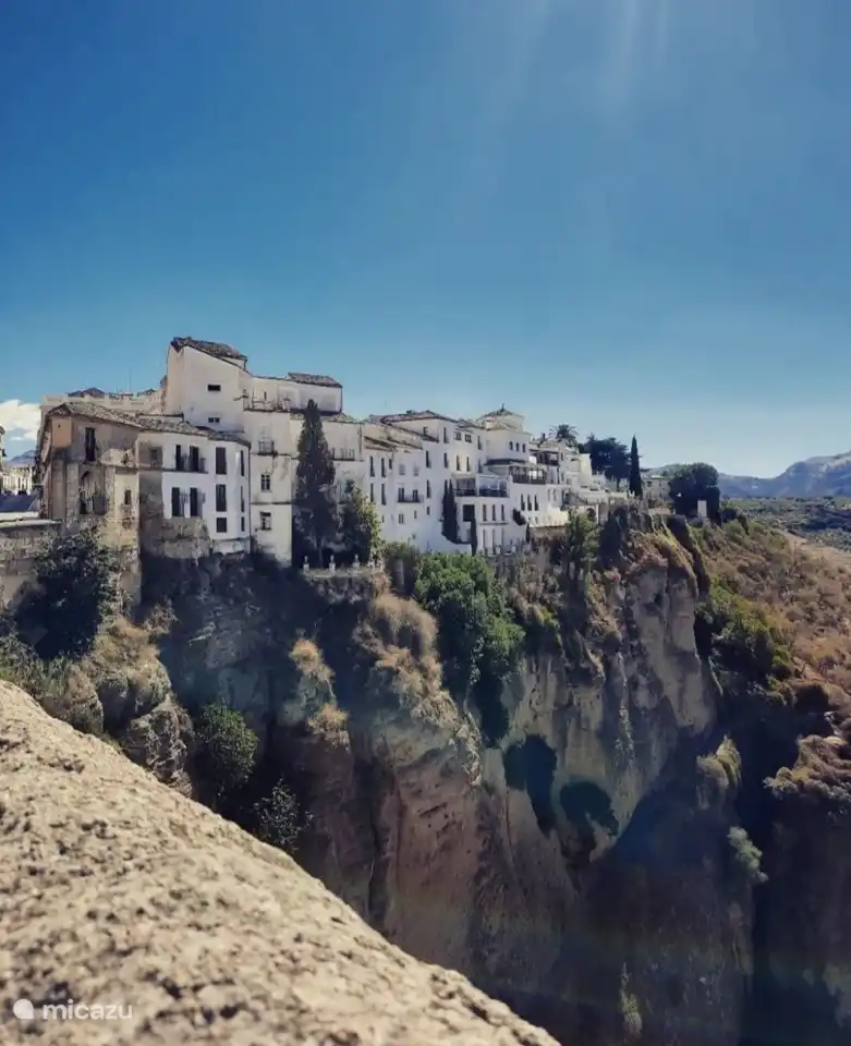 Ronde ! avec ses nombreuses belles places, ses maisons et bien sûr la belle gorge !