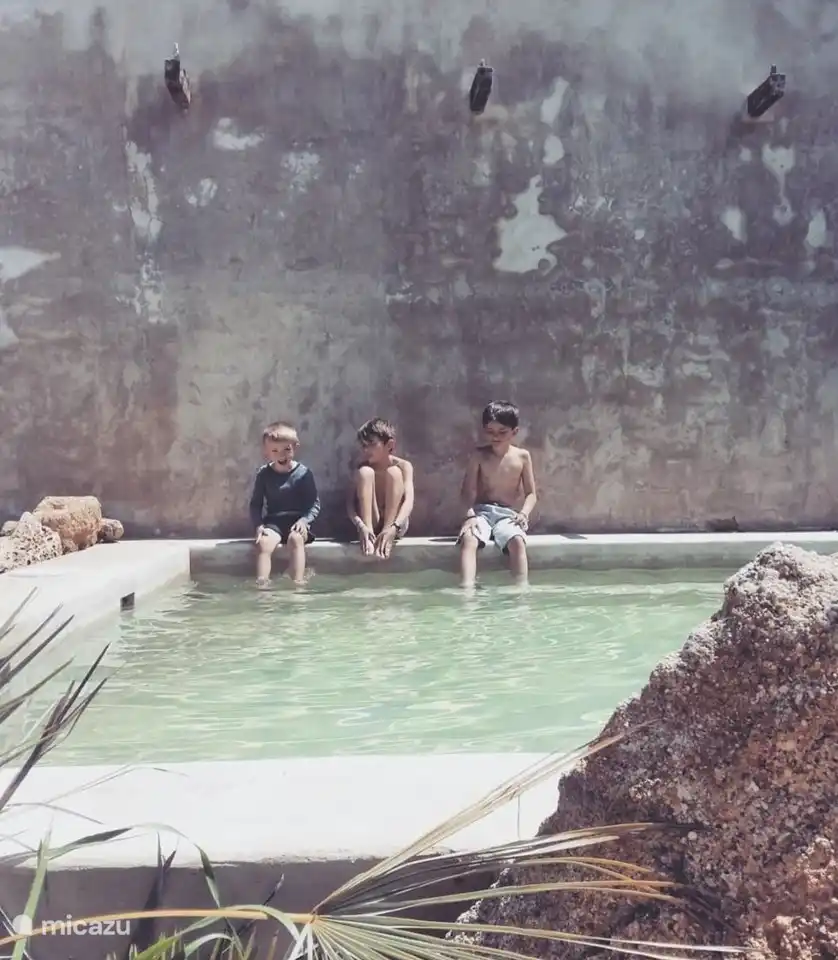s'amuser avec les enfants dans la piscine