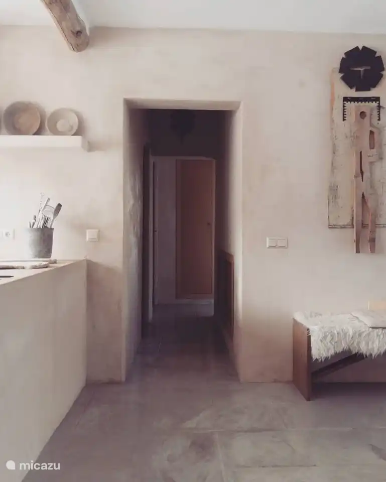 Beaucoup de paix, de lumière et d'espace dans la maison. Un moment de la cuisine au hall à la chambre du rez-de-chaussée et au salon.