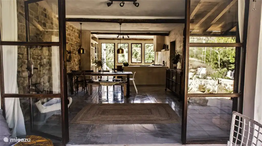 Belle grande cuisine vue depuis la piscine