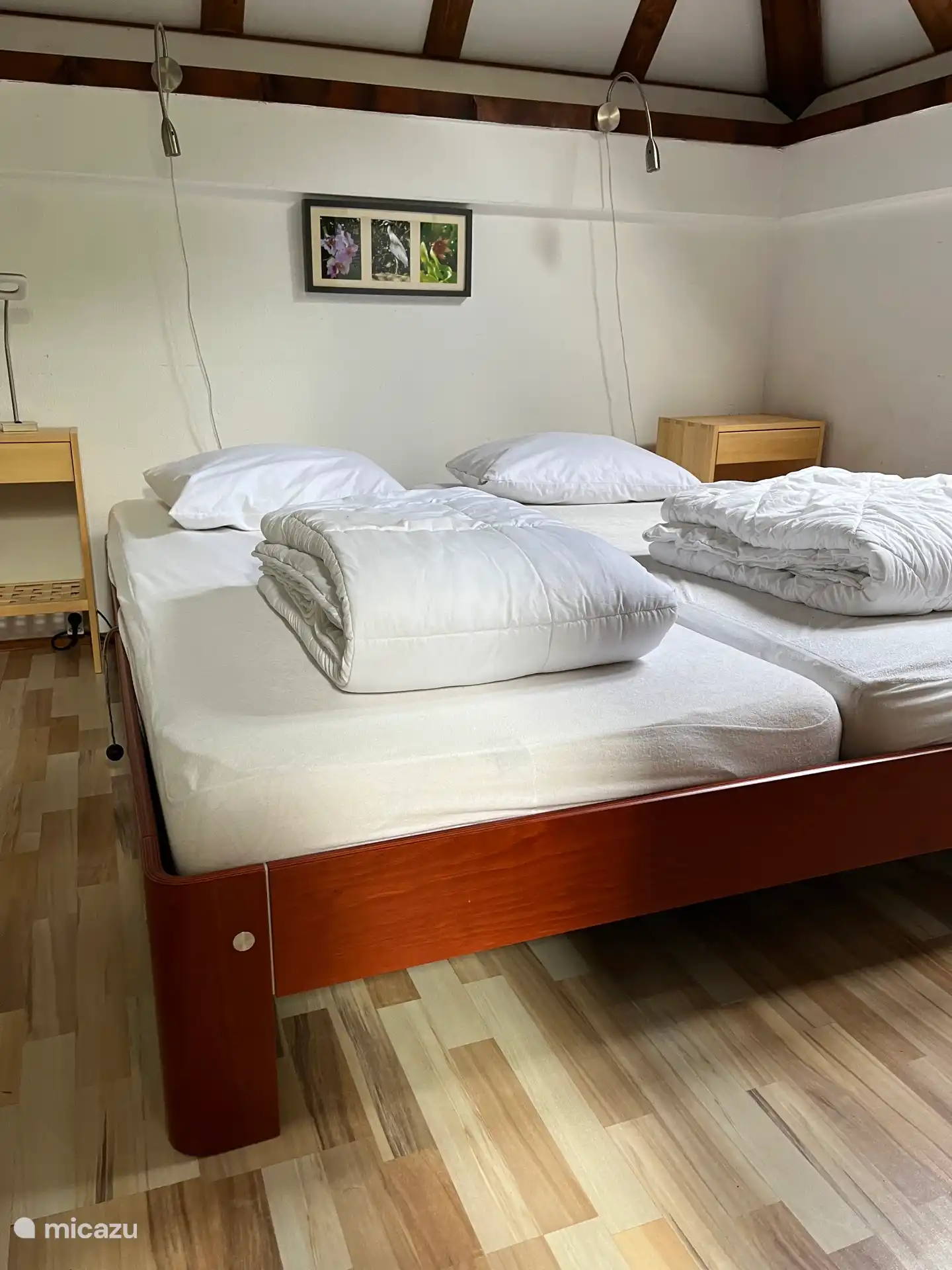 2-Personen-Auping-Bett extra lang, 210 cm, 180 cm breit. Verdunkelte Falten-Ballerinas. Zusätzliches WC und ein Waschbecken mit eigenem Bad. Kühler Raum im Sommer. 