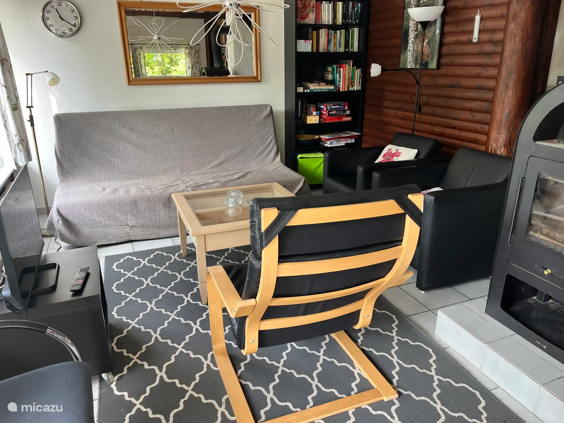 1 Poang-Ledersessel, 2 Ledersessel, 3-Sitzer-Stoffsofa. 
