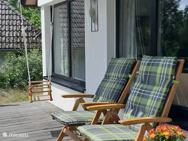 Vélos électriques de randonnée *The Apple Blossom* | Allemagne, Sauerland, Frankenau - maison de vacances Sièges réglables/entre les deux, il y a 2 sièges réglables en aluminium et 1 en bois