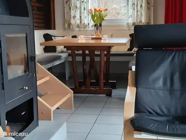 Vélos électriques de randonnée *The Apple Blossom* | Allemagne, Sauerland, Frankenau - maison de vacances Séjour avec coin repas, avec espace pour 6 personnes. La fenêtre orientée à l'est fournit une lumière supplémentaire, ce qui en fait un endroit idéal pour prendre le petit déjeuner au soleil du matin. Le poêle à bois diffuse une agréable chaleur !