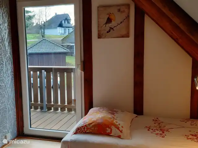 Vélos électriques de randonnée *The Apple Blossom* | Allemagne, Sauerland, Frankenau - maison de vacances Chambre 3 : à l'étage avec porte sur balcon avec volets pour pouvoir aussi assombrir les longues soirées d'été.