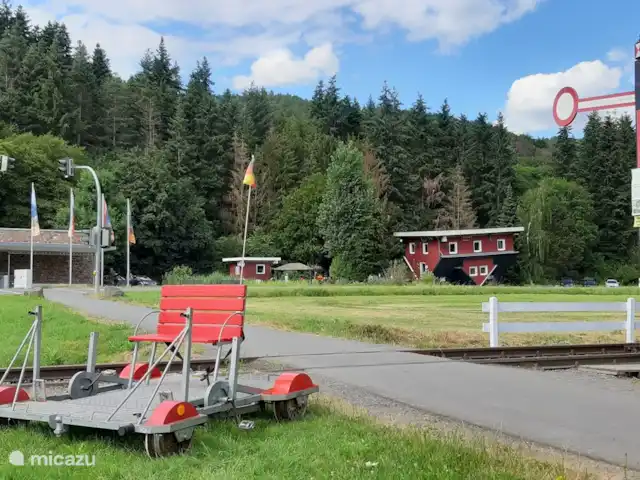 Vélos électriques de randonnée *The Apple Blossom* | Allemagne, Sauerland, Frankenau - maison de vacances Montez à bord du camion à 'Das Tolle Haus' am Edersee et profitez d'une balade sur les rails