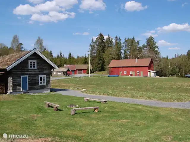 Eskebo | Suède, Västergötland, Torestorp - cabane en bois / lodge vue d'ensemble du terrain depuis le feu de camp