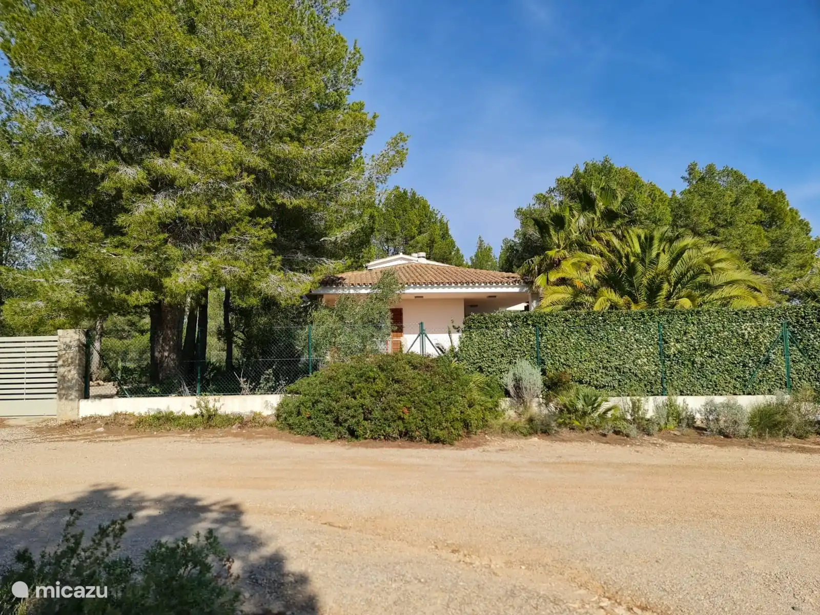 .Villa DUERO Retraites Calafat
Les photos affichées par Google Map pour cet emplacement sont des photos obsolètes datant de 2010. Ces photos de la façade avec le nouveau portail d'entrée datent de janvier 2024.