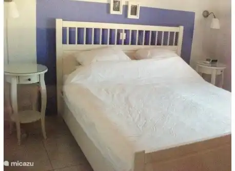 Doppelzimmer mit Klimaanlage und einem geräumigen Kleiderschrank.