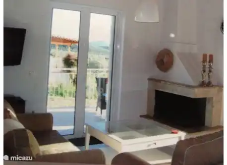 Wohnzimmer mit Kamin, Sat-TV und Klimaanlage.