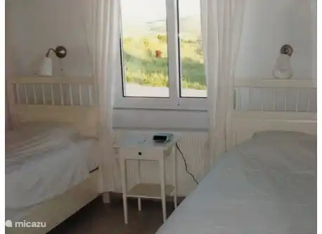 1 Schlafzimmer mit 2 Einzelbetten, Klimaanlage und einen großen Schrank.