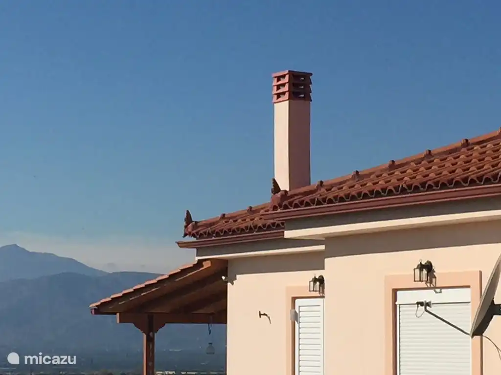 Schöner blauer Himmel über unserem Haus.