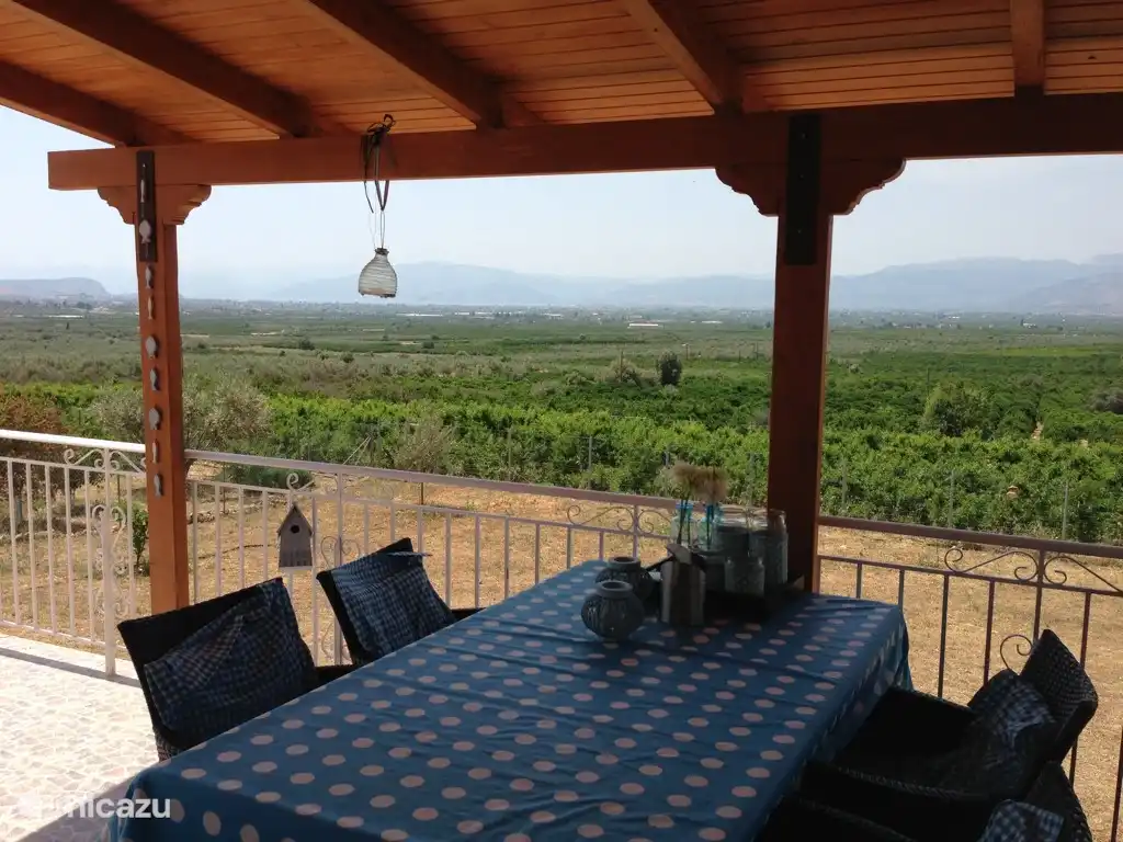 Blick von der (teilweise) überdachte Terrasse von 48m2 mit Gartenmöbeln für 6, 2 Sonnenliegen und professionellen Kickertisch.