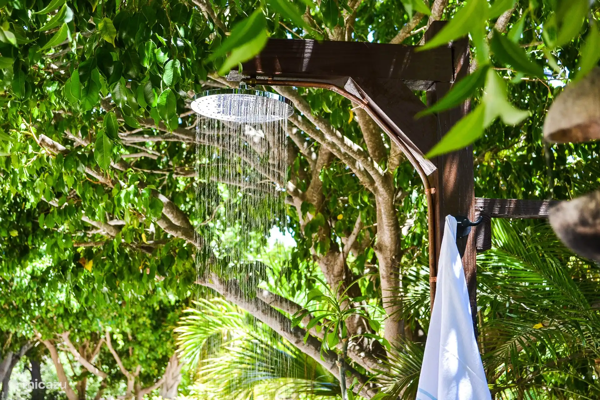 Ducha exterior en el jardín