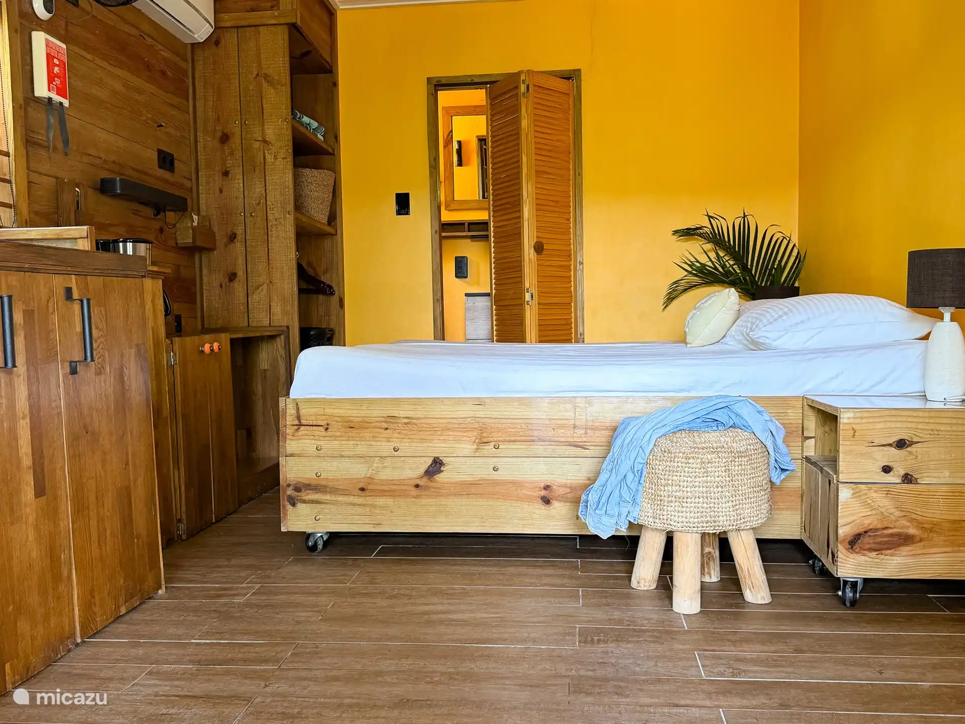 Cama doble o 2 camas individuales, hechas con algodón blanco fresco, para una noche de sueño reparador.