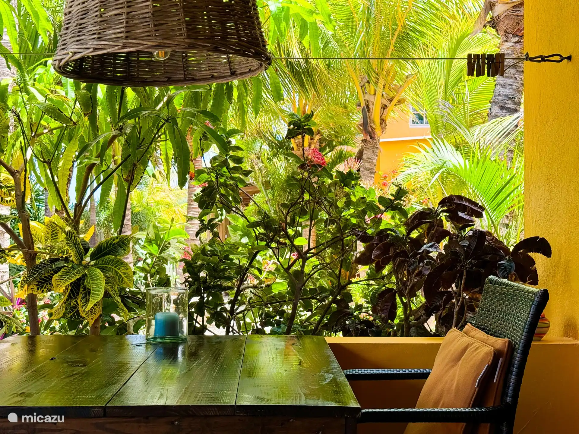 Mesa de comedor y barbacoa en el porche.