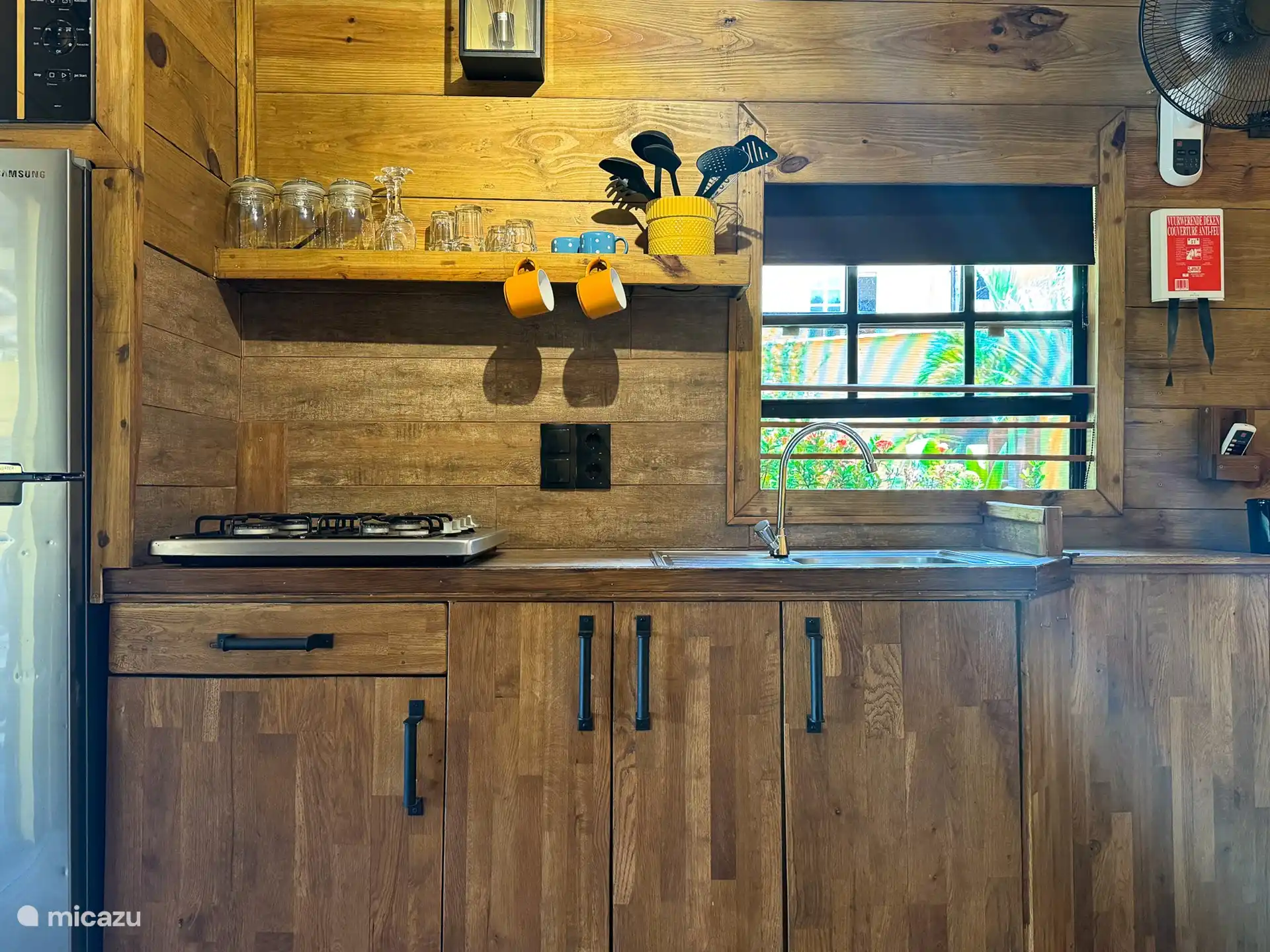 Cocina totalmente equipada. Además de la cocina en el estudio, también hay una cocina exterior (compartida).