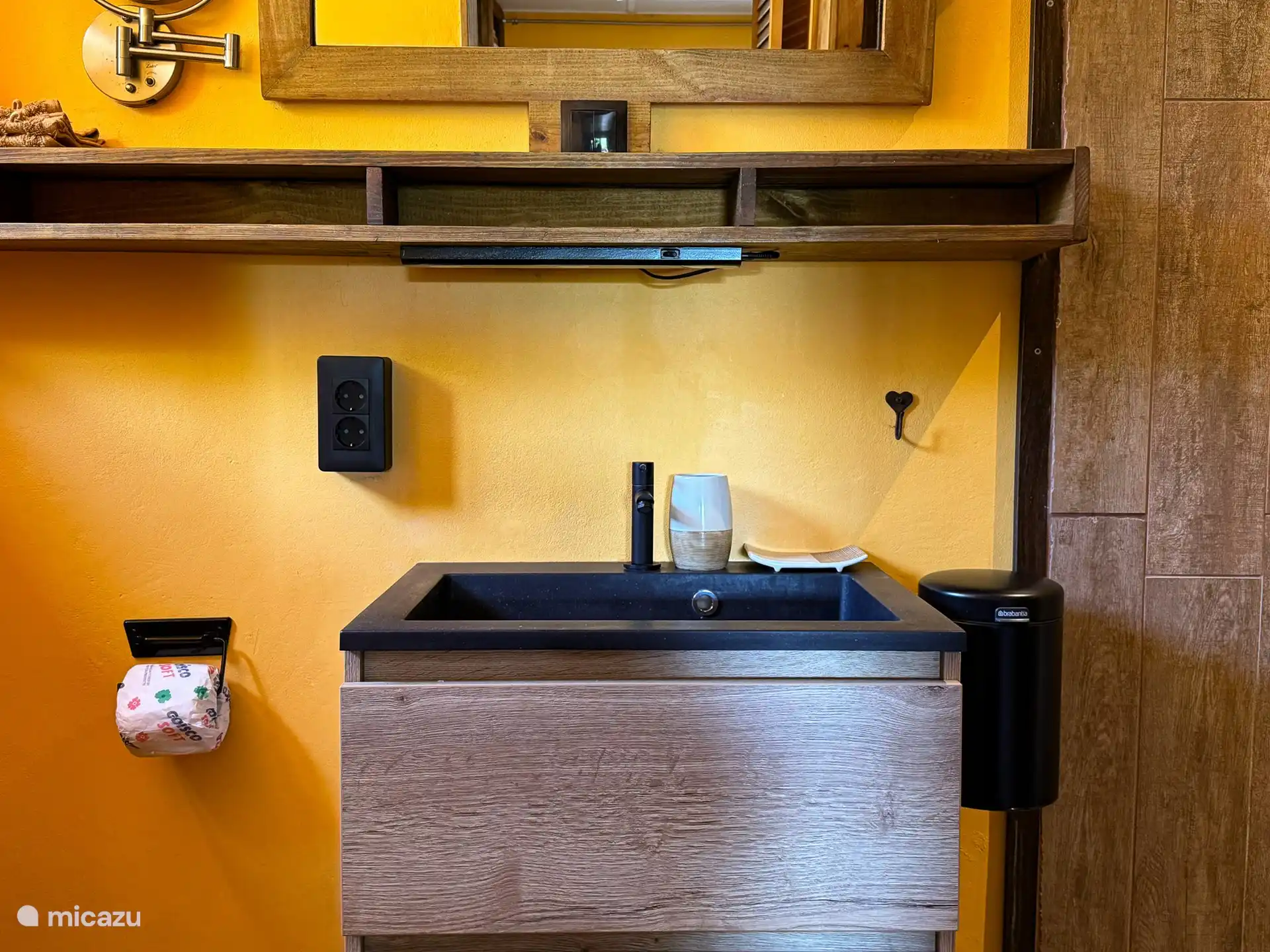 Baño separado, con lavabo, ducha e inodoro: hay muchas toallas esponjosas para el baño y la playa.