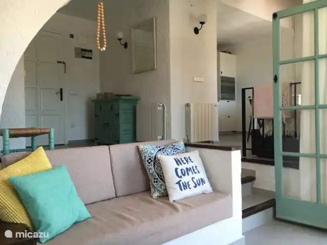 Casa la Colina | Espagne, Costa Brava, L'Estartit - maison de vacances Vue de la cuisine et de la porte d'entrée depuis le salon / coin salon